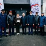 Премьер-министр республики, и.о. секретаря регионального отделения партии «Единая Россия» Сергей Артамонов вручил ключи от благоустроенных квартир 23 новоселам