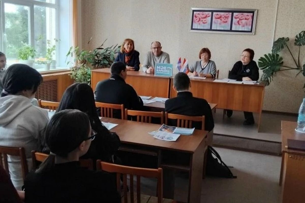 Диплом есть, что дальше? В Кунашаке партийцы рассказали выпускникам, где найти работу