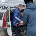Депутат Артём Бичаев передал жителям затопленного посёлка Адильотар помпы и генераторы