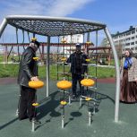 Школы, общественные пространства, мост: «Единая Россия» проверила ход работ на объектах народной программы в регионах