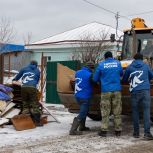 Волонтёрский десант «Единой России» помогает пострадавшим от паводка жителям Чёрной Речки в Томской области