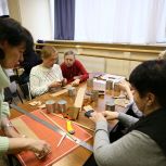 Мастер-класс по изготовлению предметов первой необходимости для бойцов СВО прошел на юго-западе Москвы