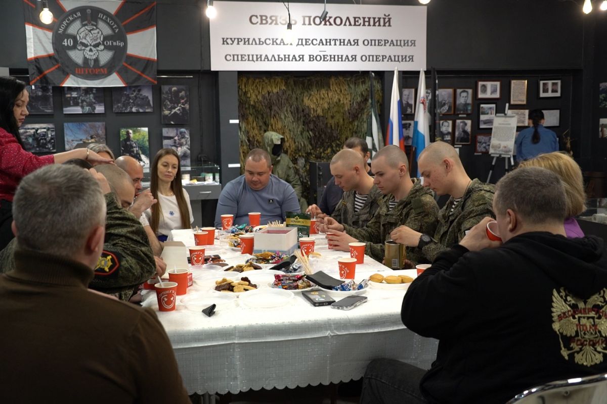 Женское движение «Единой России» провело для бойцов этническую экскурсию и мастер-класс в краеведческом музее Камчатки