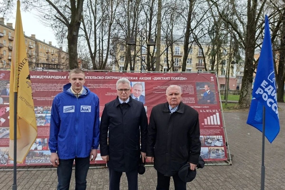 В Великих Луках открылась выставка, посвященная международной просветительской акции «Диктант Победы»