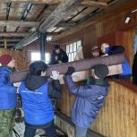 Волонтёры «Единой России» оказывают помощь пострадавшим от подтопления жителям деревни Чёрная Речка в Томской области