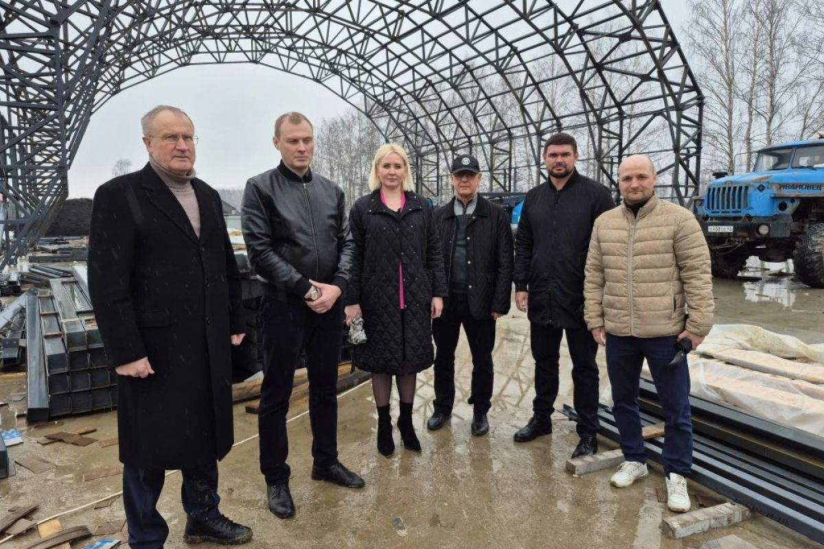 Николай Макариков и Елена Минкова проконтролировали ход строительства «умной» спортивной площадки в Рыбновском округе