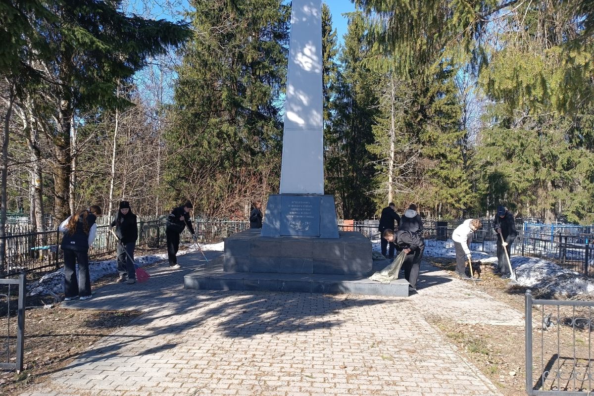 Школьники и студенты Няндомского округа начали работу по приведению в порядок территорий памятников