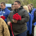 Оренбургские партийцы возложили цветы в честь памяти жертв на Чернобыльской АЭС