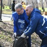 Партийцы вышли на субботник в Сад Победы