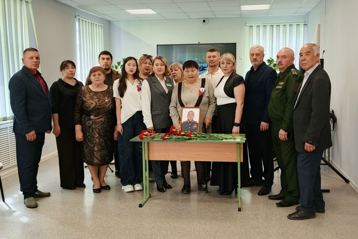 В Акбулакском районе торжественно открыли «Парты Героев» в память о мужественных выпускниках