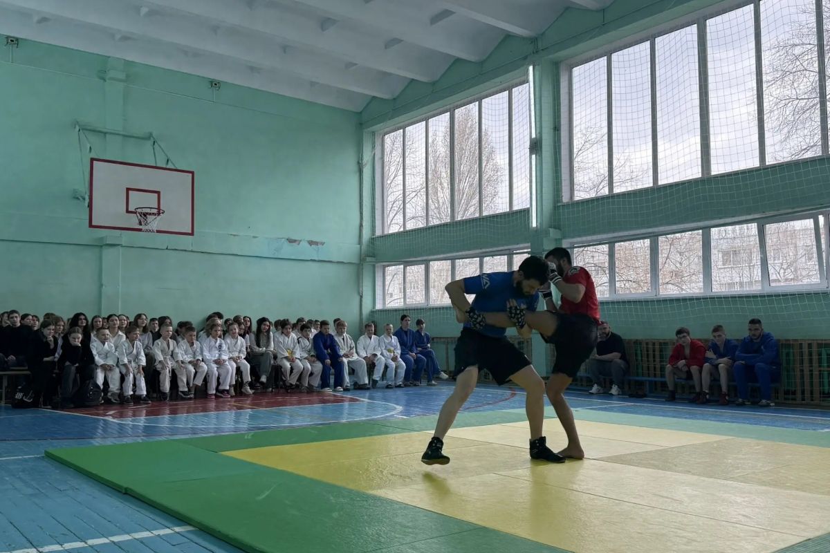 В самарской школе №127 прошёл мастер-класс партпроекта «Выбор сильных»: дети попробовали себя в борьбе и самбо