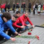 Единороссы почтили память жертв нацистских концлагерей в Москве и Мурманской области