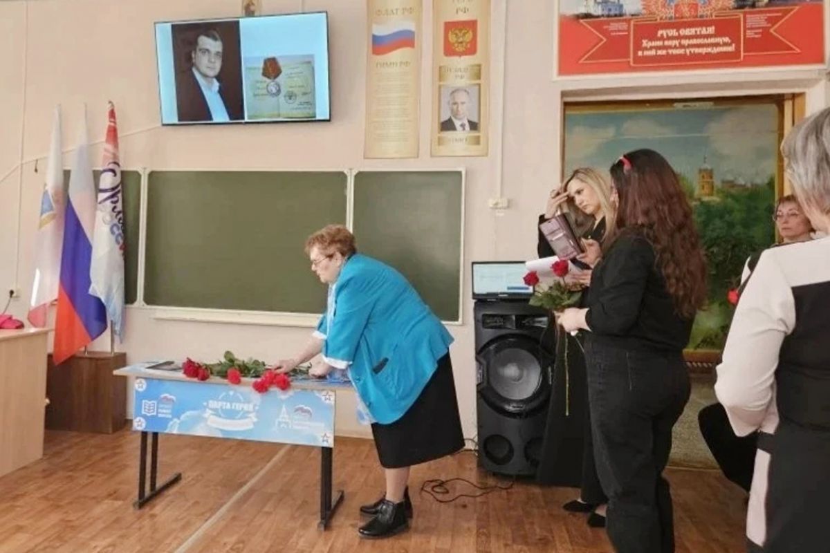 В школе Петровска открылась «Парта Героя» в честь участника СВО