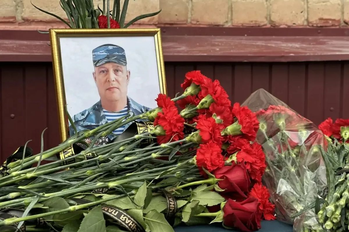 Партийцы увековечили память воина