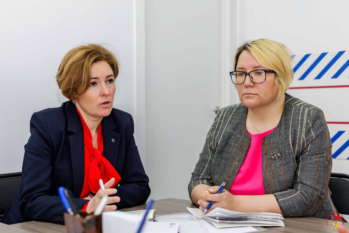 В региональной общественной приемной «Единой России» с колымчанами встретились Виктория Голубева и Андрей Зыков