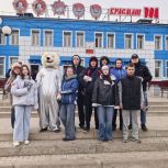 В Красноярске активисты «Единой России» поздравили сотрудников космической отрасли