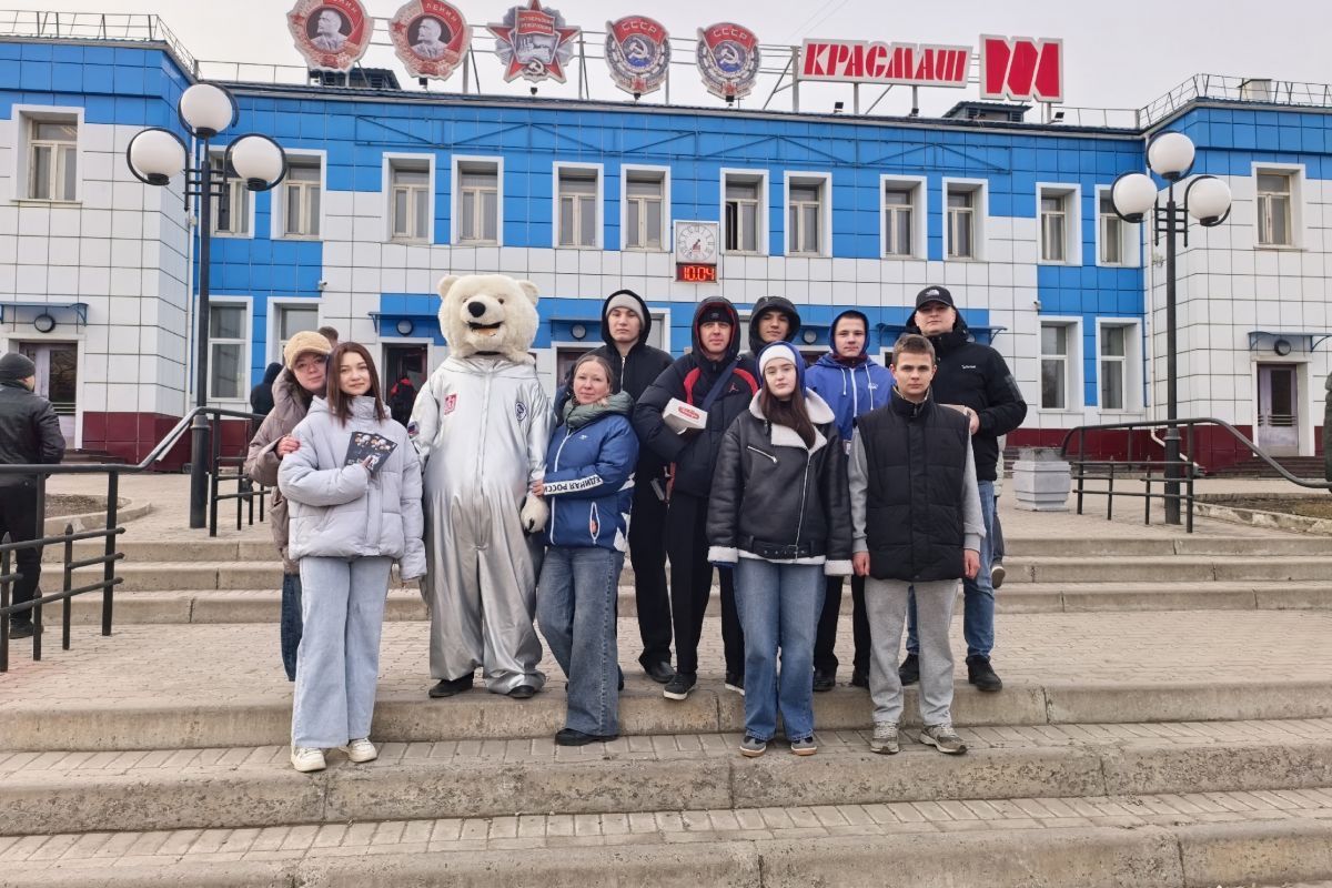 В Красноярске активисты «Единой России» поздравили сотрудников космической отрасли