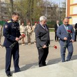Ветеран боевых действий Эдуард Шонов принял участие в памятной акции и возложил цветы к бюсту маршала Ивана Баграмяна в ЮВАО