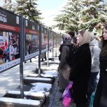 В сквере Трудовой доблести Чебоксар открылась фотовыставка, посвященная Диктанту Победы