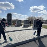 В Бродокалмаке активисты привели в порядок мемориальный комплекс, посвященный участникам Великой Отечественной войны и СВО