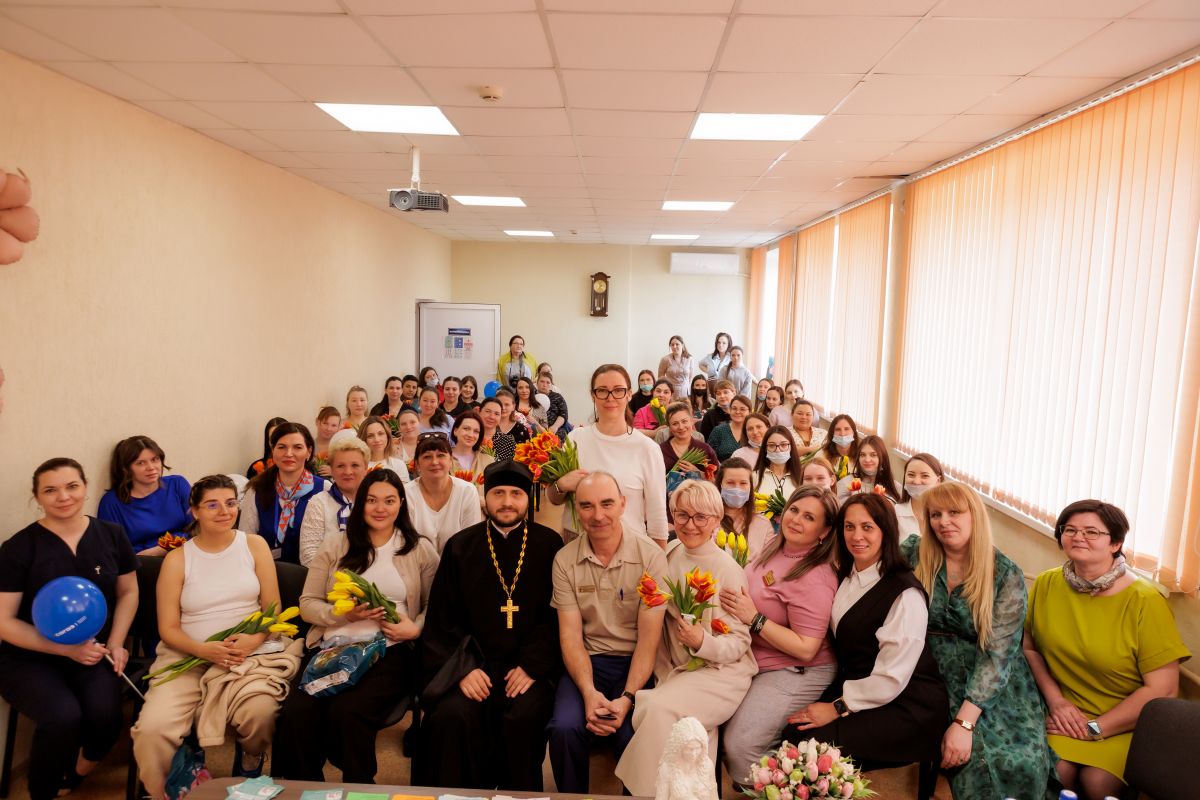 В Волжском активисты партпроекта «Крепкая семья» поздравили будущих мам с Днем беременных