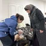 В затопленном посёлке Мамедкала волонтёры «Единой России» помогают жителям с документами на компенсации