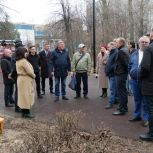 Партийный десант проконтролировал качество благоустройства сквера «Айболит»