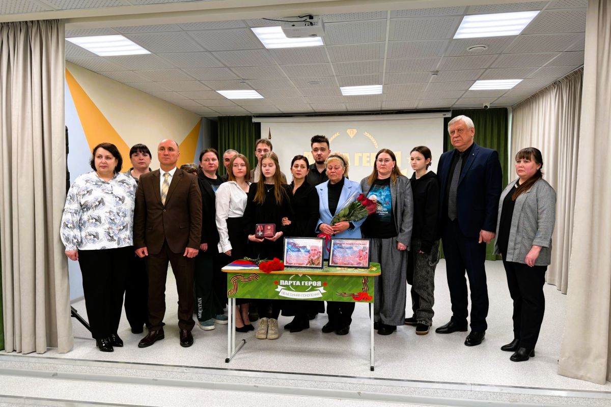 «Единая Россия» открыла в Нягани «Парту Героя» имени участника СВО