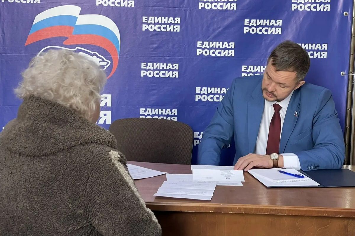Льготы семье участника СВО, пенсионных выплаты и благоустройство: Денис Ягодзинский провёл приём граждан в Ангарске