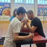 В Кусе партийцы вывели за стол армрестлинга участника спецоперации и местных силачей