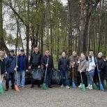 Партийцы и жители Железнодорожного района провели субботник в парке «Семь ключей»