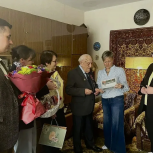 Единороссы юго-запада Москвы поздравили ветерана Великой Отечественной войны со столетием
