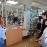 В Иркутске «Единая Россия» организовала для школьников экскурсию в минералогический музей