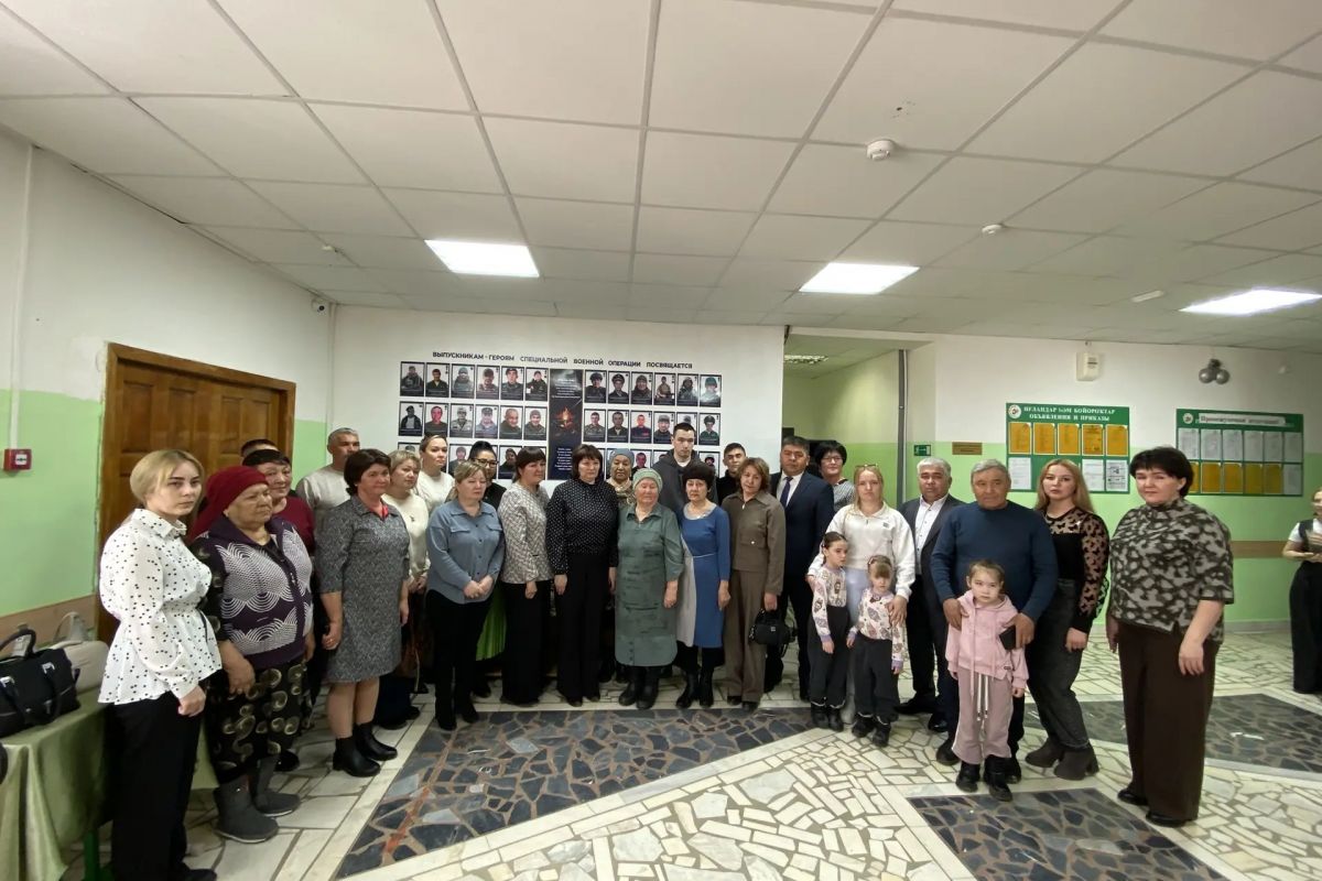 В Акъярском горном колледже в рамках партпроекта «Историческая память» открыли «Стену памяти»