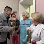 Герои в белых халатах: активисты «Единой России» и «Молодой Гвардии» поздравили работников скорой помощи Республики Алтай с профессиональным праздником