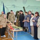 В Макаровской школе открыли Парту Героя и провели урок мужества с участием волонтеров и ветеранов СВО