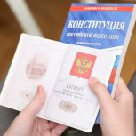 Председатель Мосгордумы Алексей Шапошников и летчик-космонавт Роман Романенко вручили первые паспорта столичным школьникам