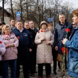 Депутат Госдумы Евгений Попов принял участие в памятной акции в честь годовщины со дня рождения Михаила Хруничева на западе Москвы
