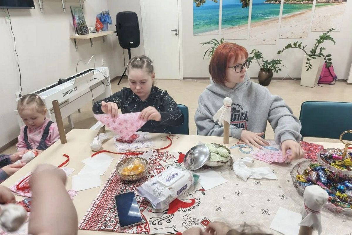 Талисман своими руками: семьи участников СВО создали обережных кукол на мастер-классе «Женского движения Единой России»