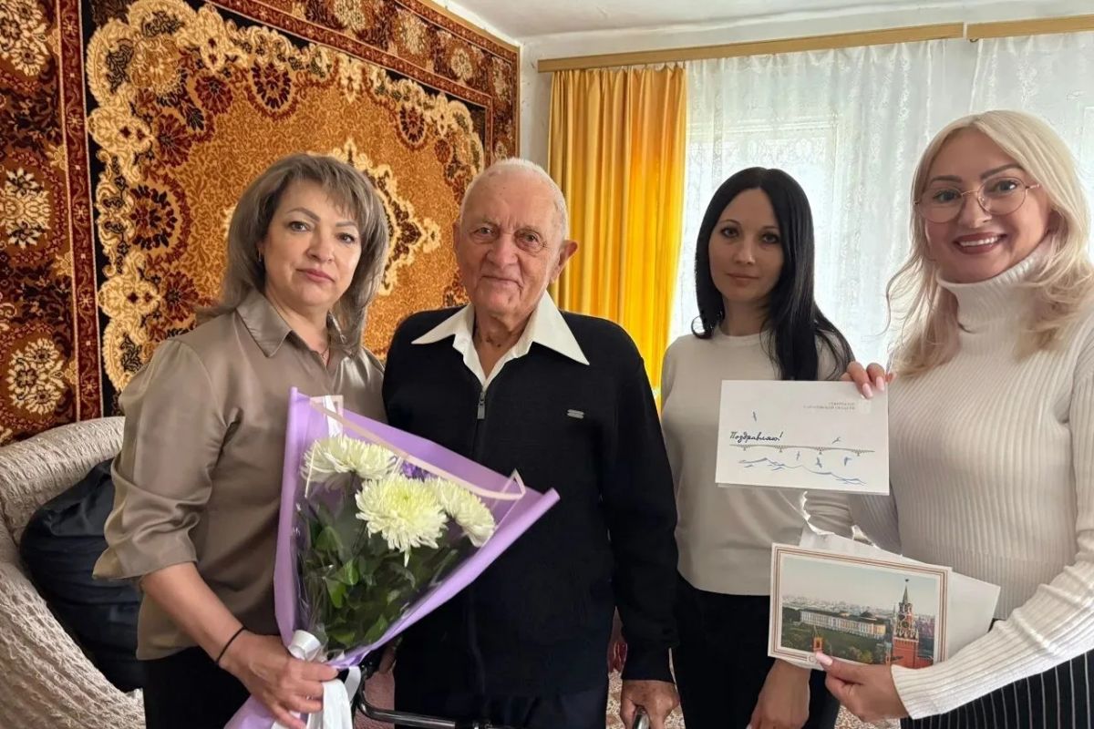 В Самойловском районе ветеран труда отметил 95-летие