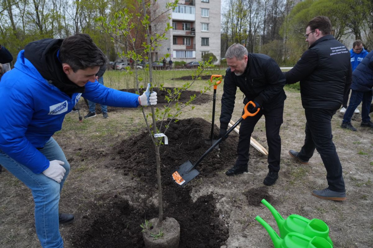 «Это нужно для того, чтобы мы могли вместе приводить наш город в порядок»: петербургские единороссы присоединились к традиционному «Доброму субботнику»