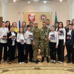 Участники СВО и единороссы поздравили юных бавлинцев с получением первых паспортов