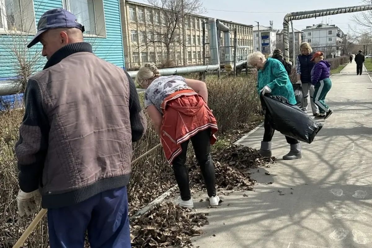 Депутат Александр Кухарь в Локомотивном присоединился к акции «Весенние субботники»