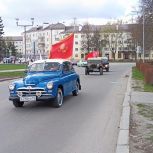 Автомобиль "Победа" возглавил автопробег "Единой России" в Великом Новгороде
