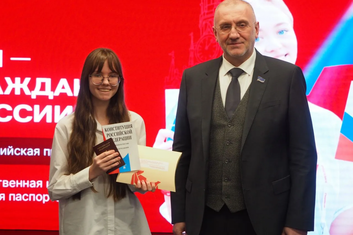 «Единая Россия» вручила первые паспорта юным надымчанам