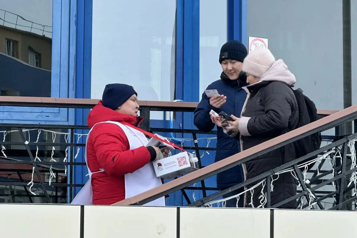 Активисты Партии, МГЕР и волонтеры Победы дали старт на Чукотке благотворительной акции «Красная гвоздика»