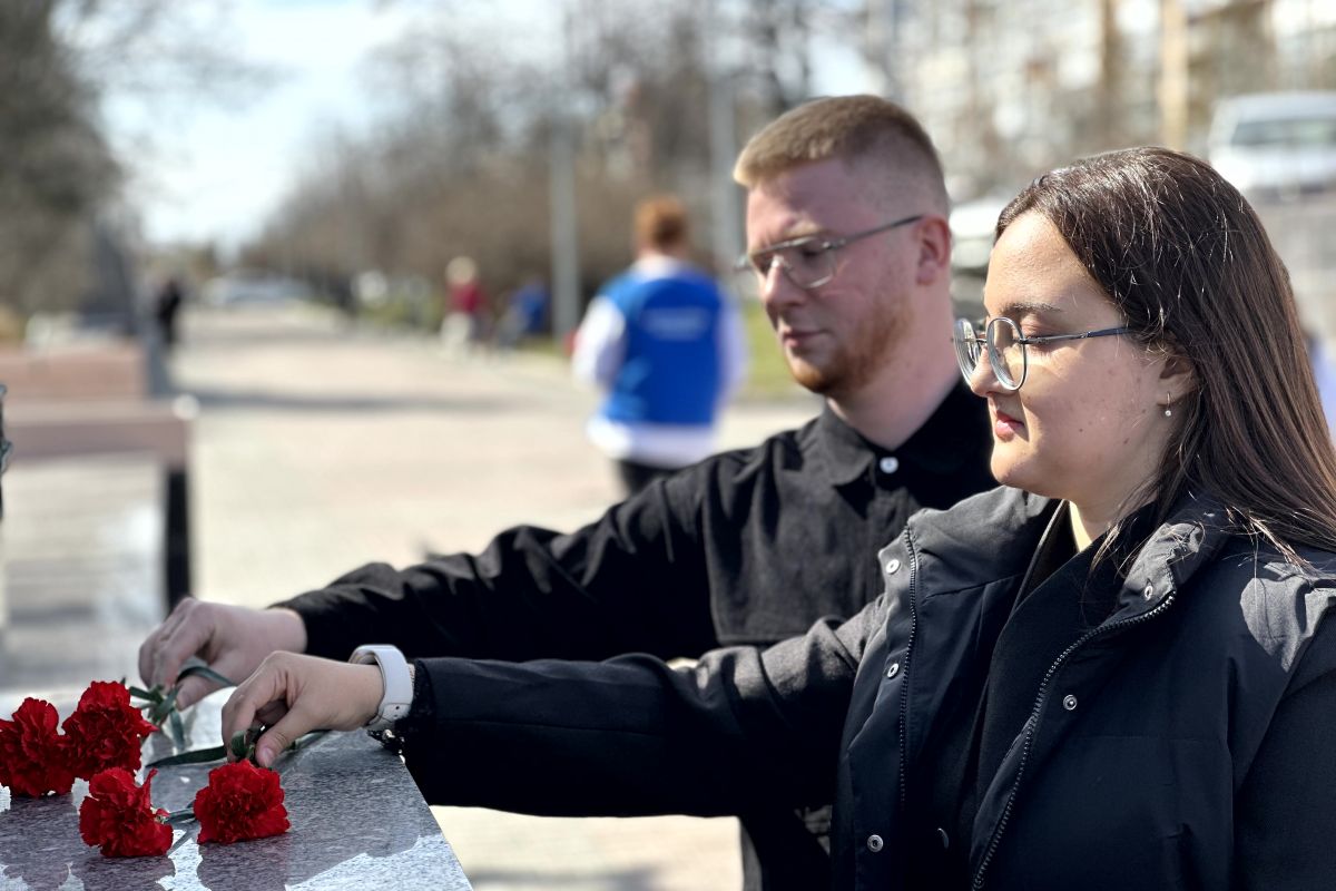 Ульяновские молодогвардейцы возложили цветы к барельефам Героев «Молодой гвардии»