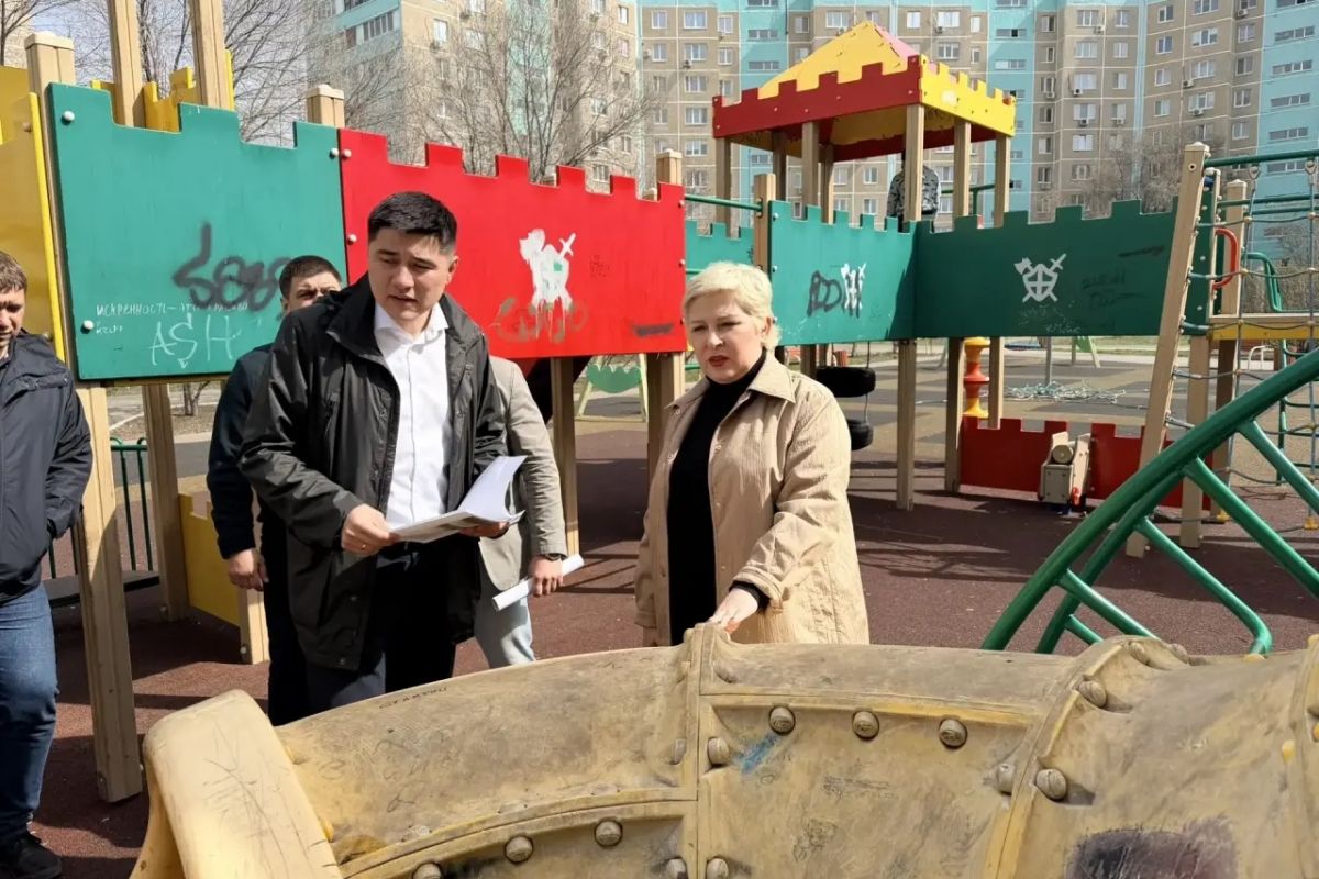 Депутат Оренбургского городского совета Елена Иванова совместно с заместителем главы города Максимом Лащем проинспектировала детские площадки на своём округе
