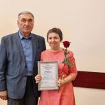 Единороссы поздравили муниципальных служащих и ветеранов отрасли с Днем местного самоуправления
