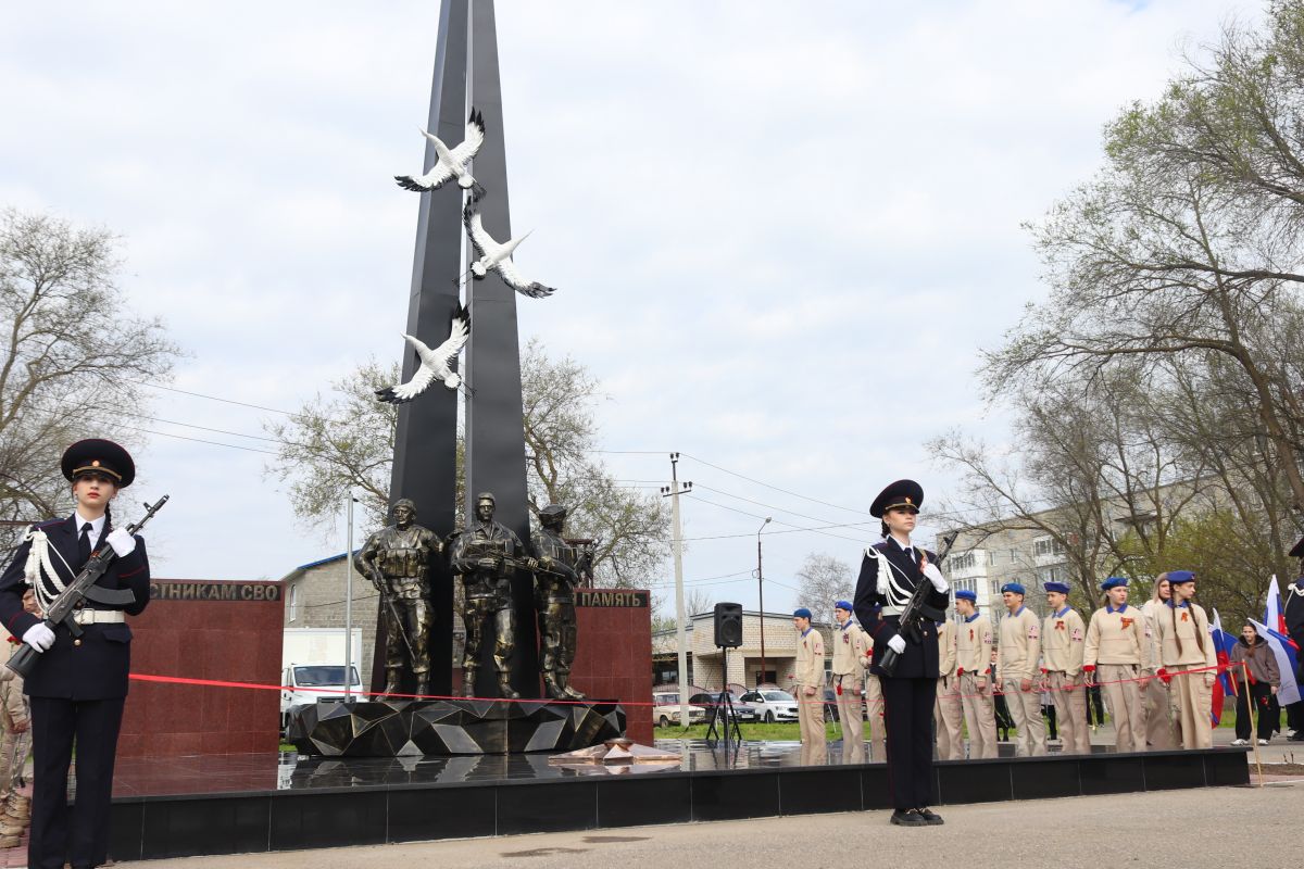 «Единая Россия» приняла участие в открытии памятника Героям СВО